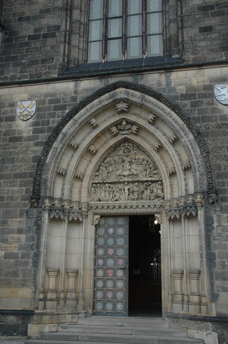 drzwi z portalem