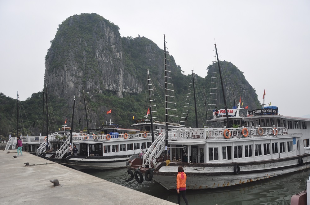 statki w zatoce Ha Long