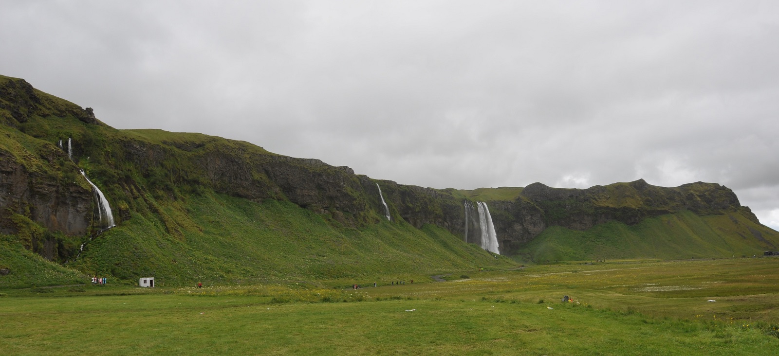 Islandia dolina z wodospadami