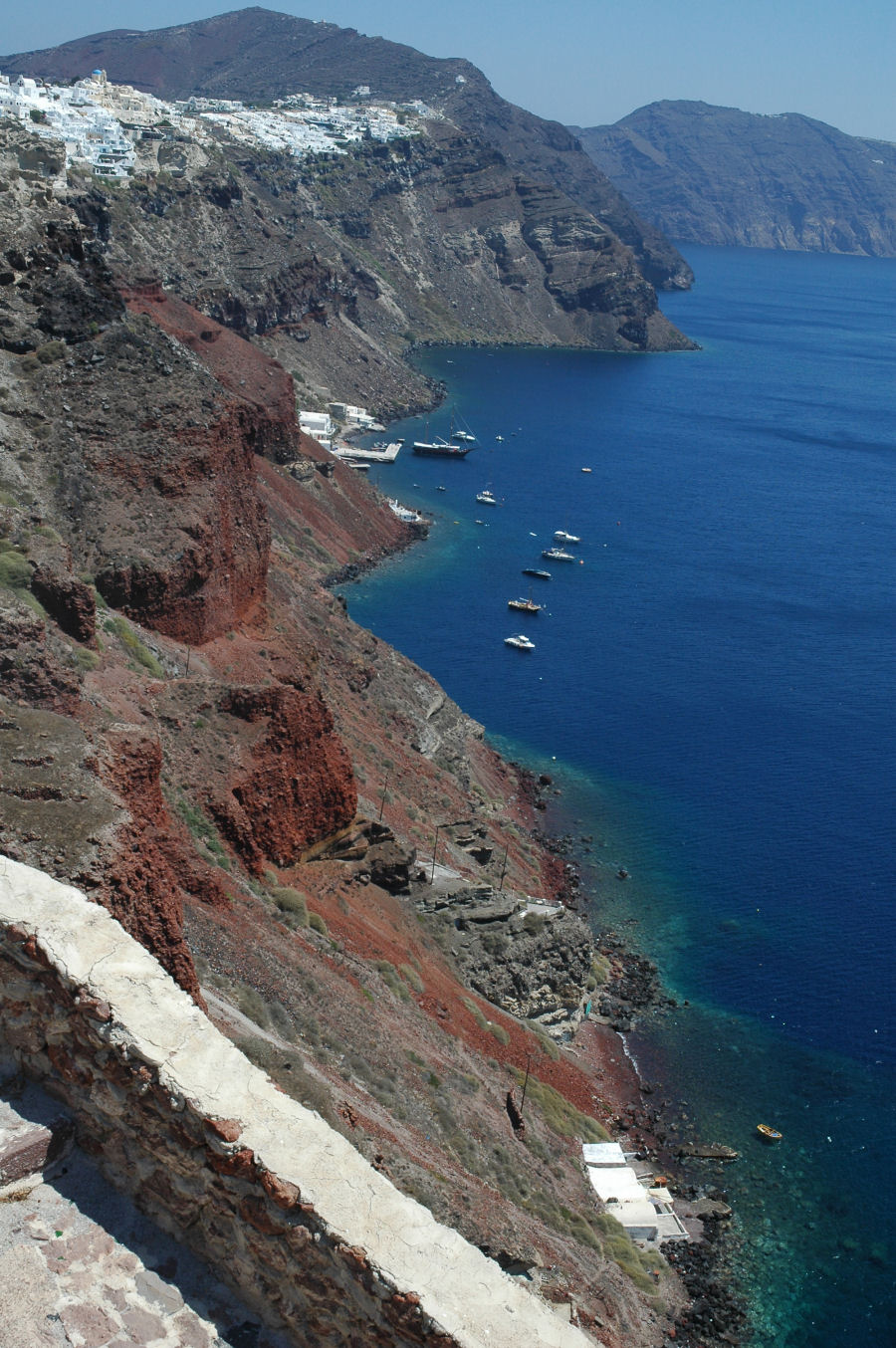 Santorini: kolorowa skała