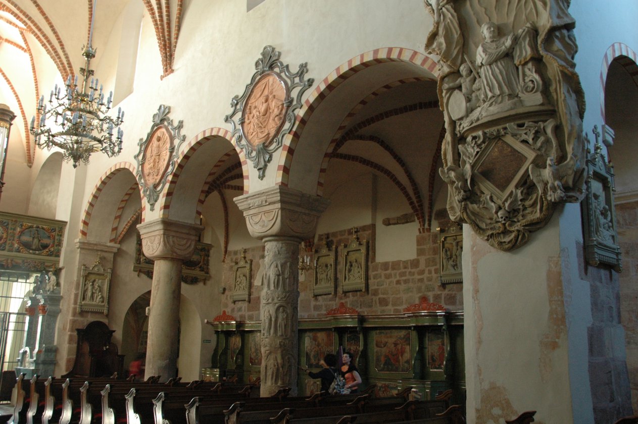 Wnętrze bazyliki św. Trójcy w Strzelnie