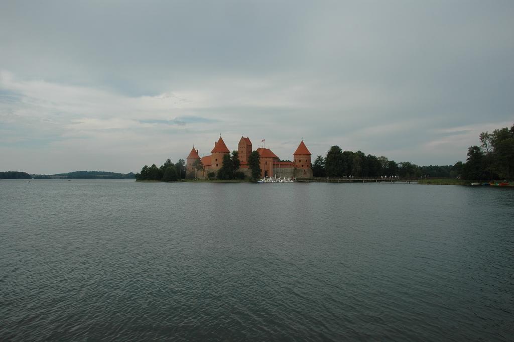 Panorama zamku z brzegu jeziora</p>
