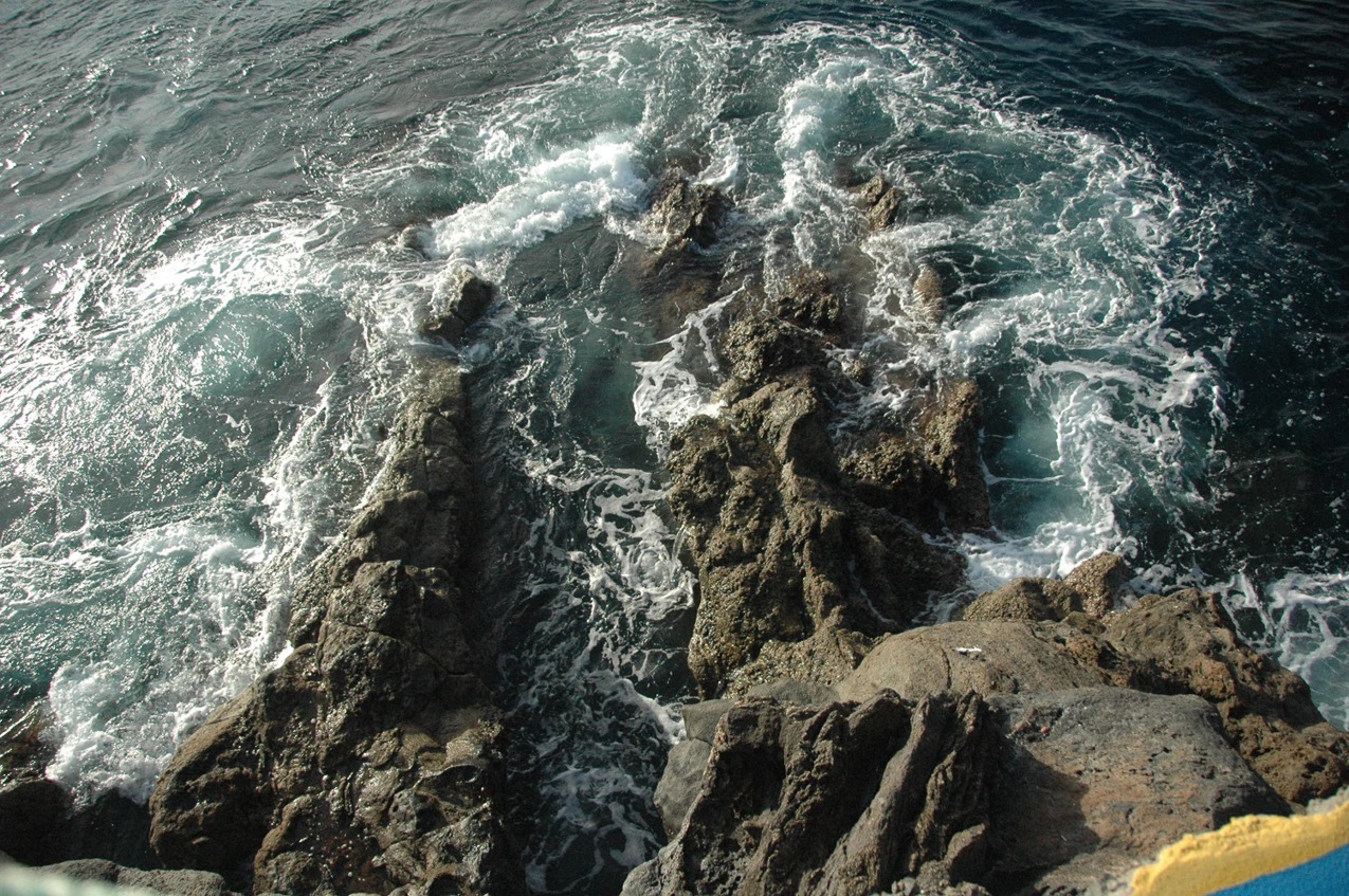 Madera - fale rozbijające się o skały