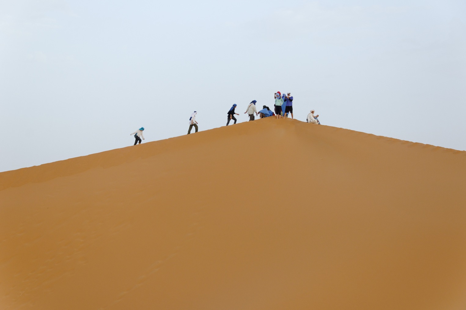 Sahara - Wejście na wydmę