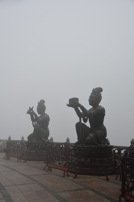 posągi we mgle