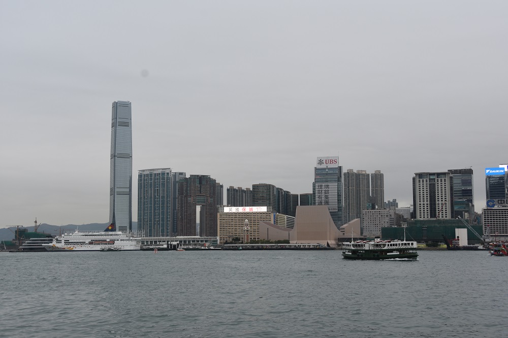 zatoka i najwyższy wieżowiec Kowloon