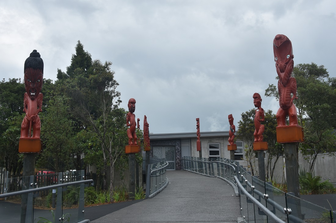 Wejście do Instytutu Kultury Maoryskiej 