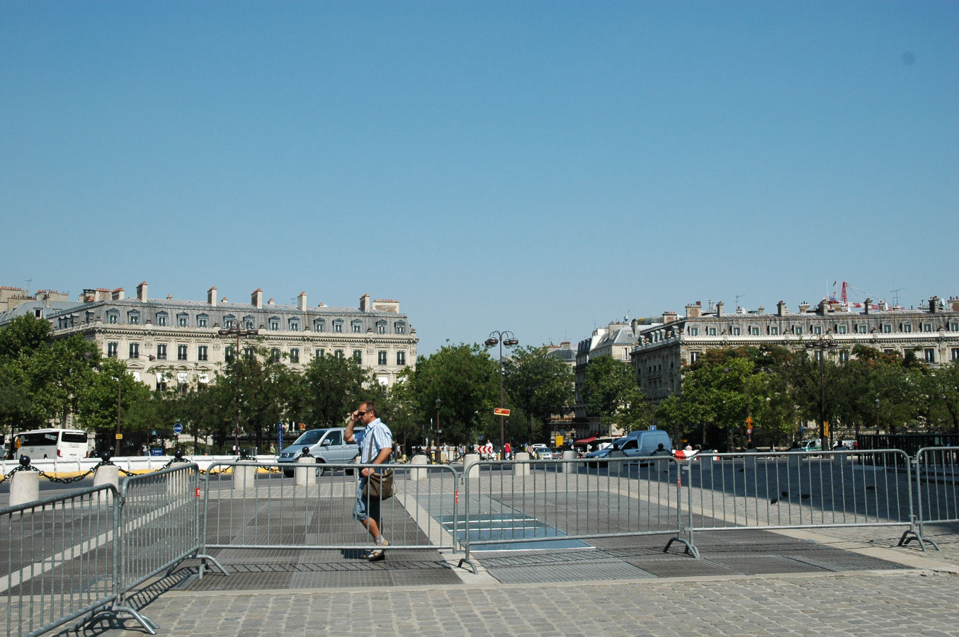  Placu de Gaulle`a w Paryżu