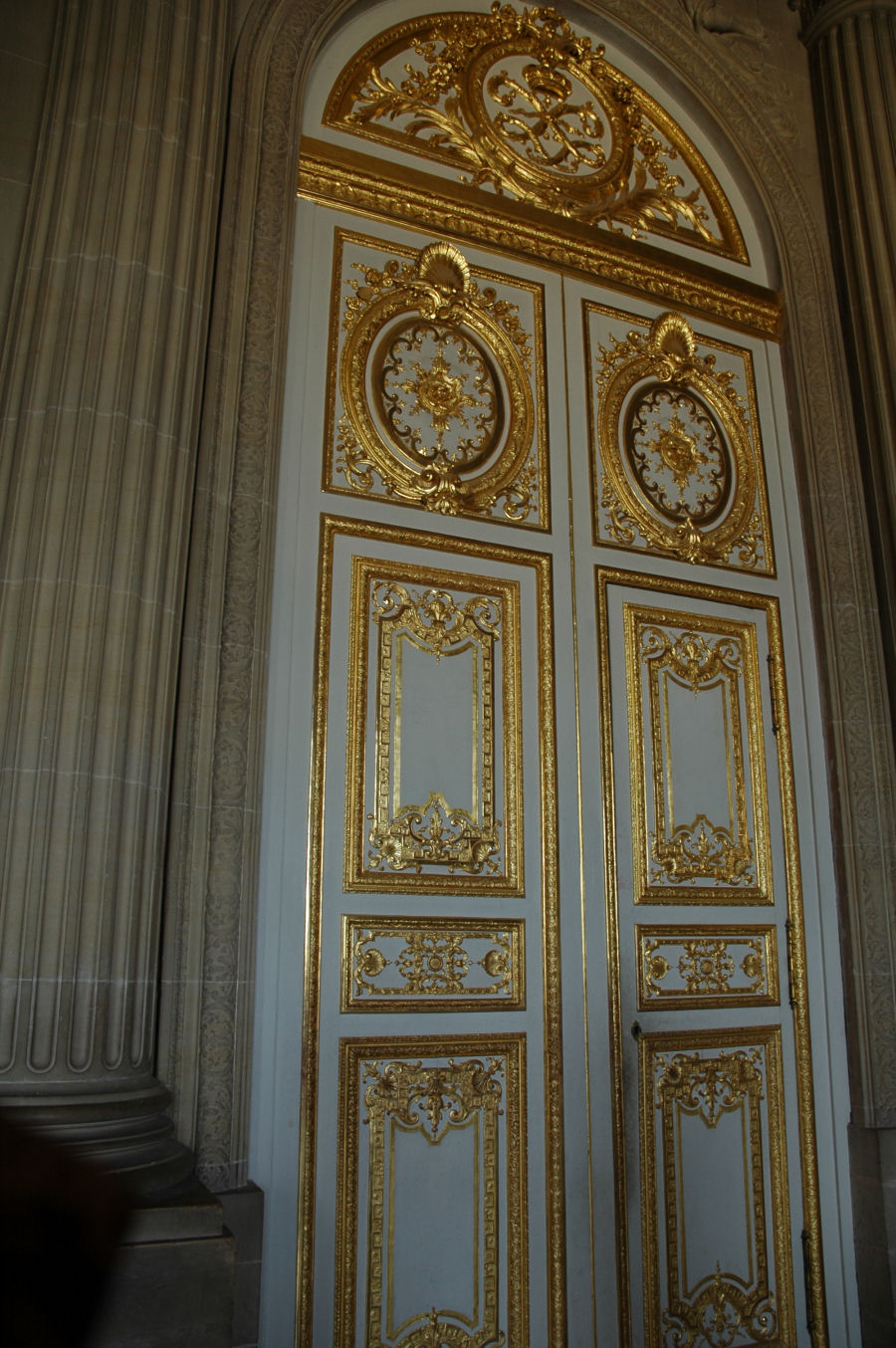 Wersal -złocone drzwi