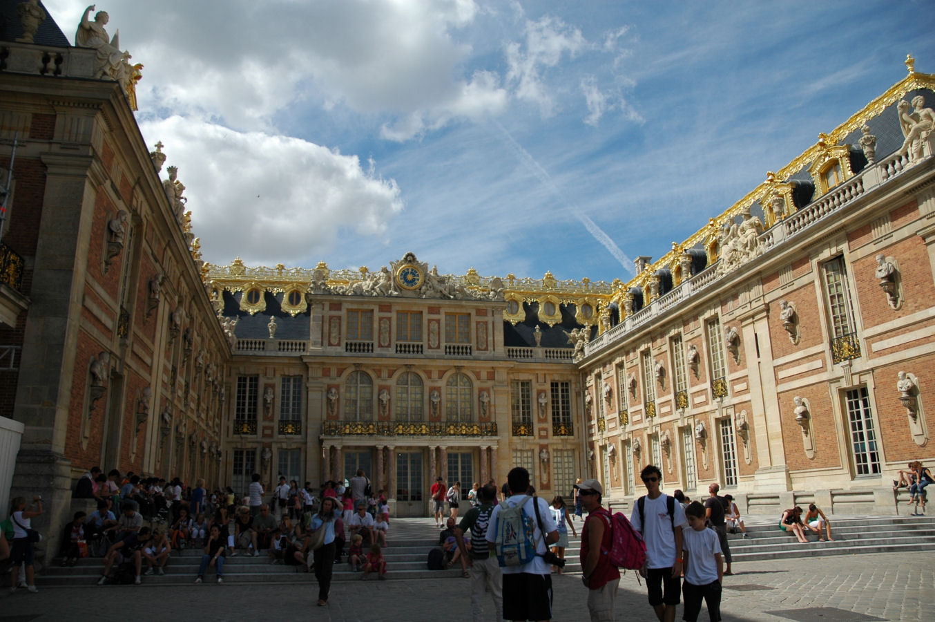 front pałacu