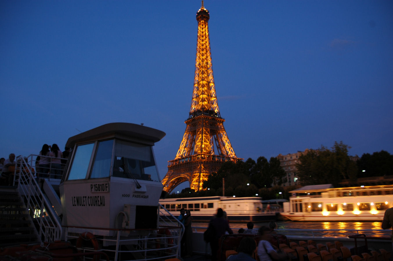 Paryż - wieża po zmroku