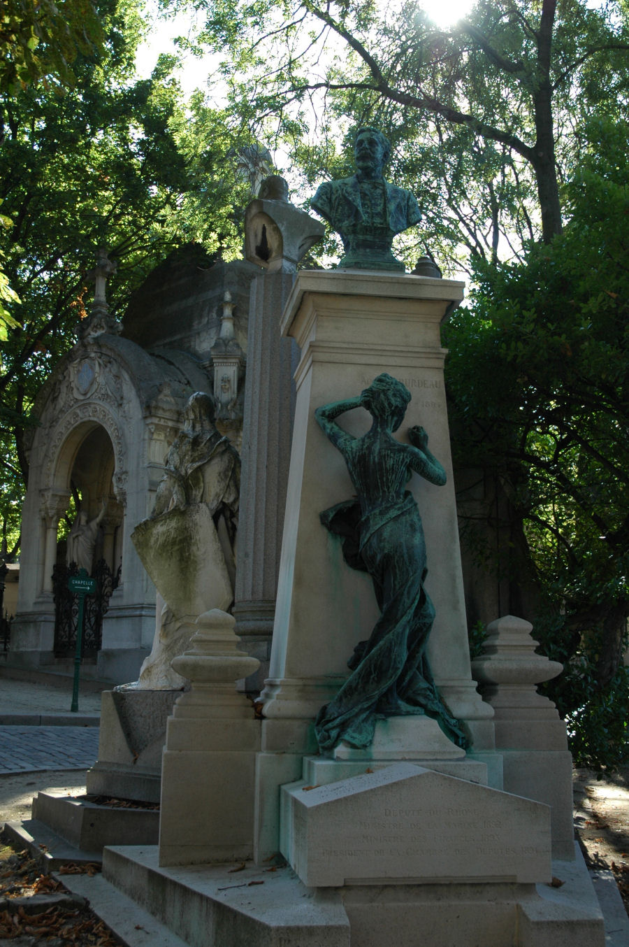 pomnik z rzeźbami