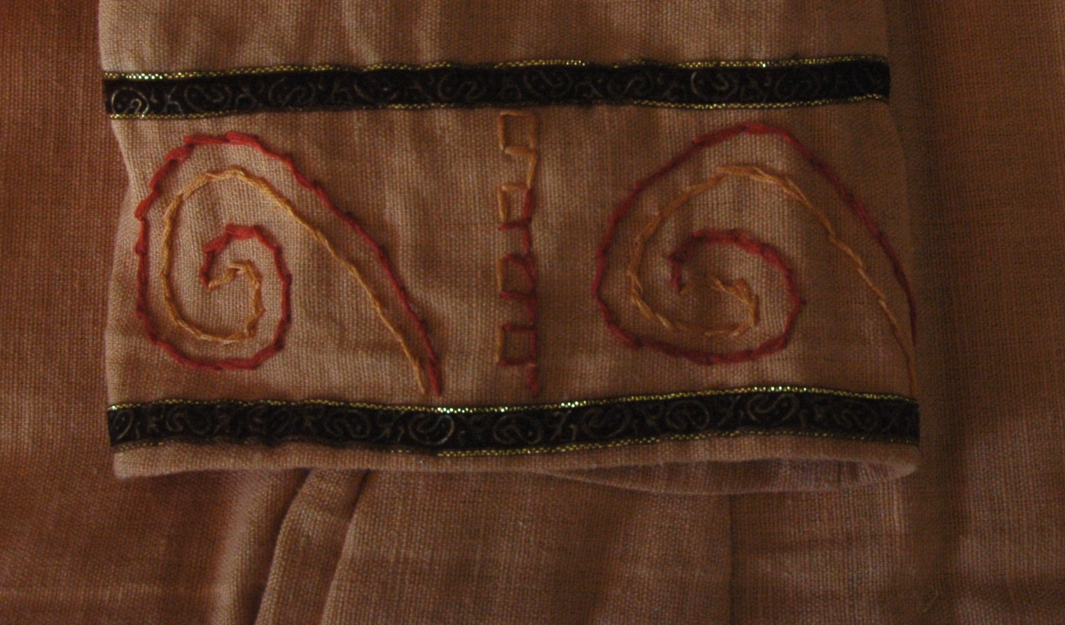 haft na sukni lnianej XV wiek