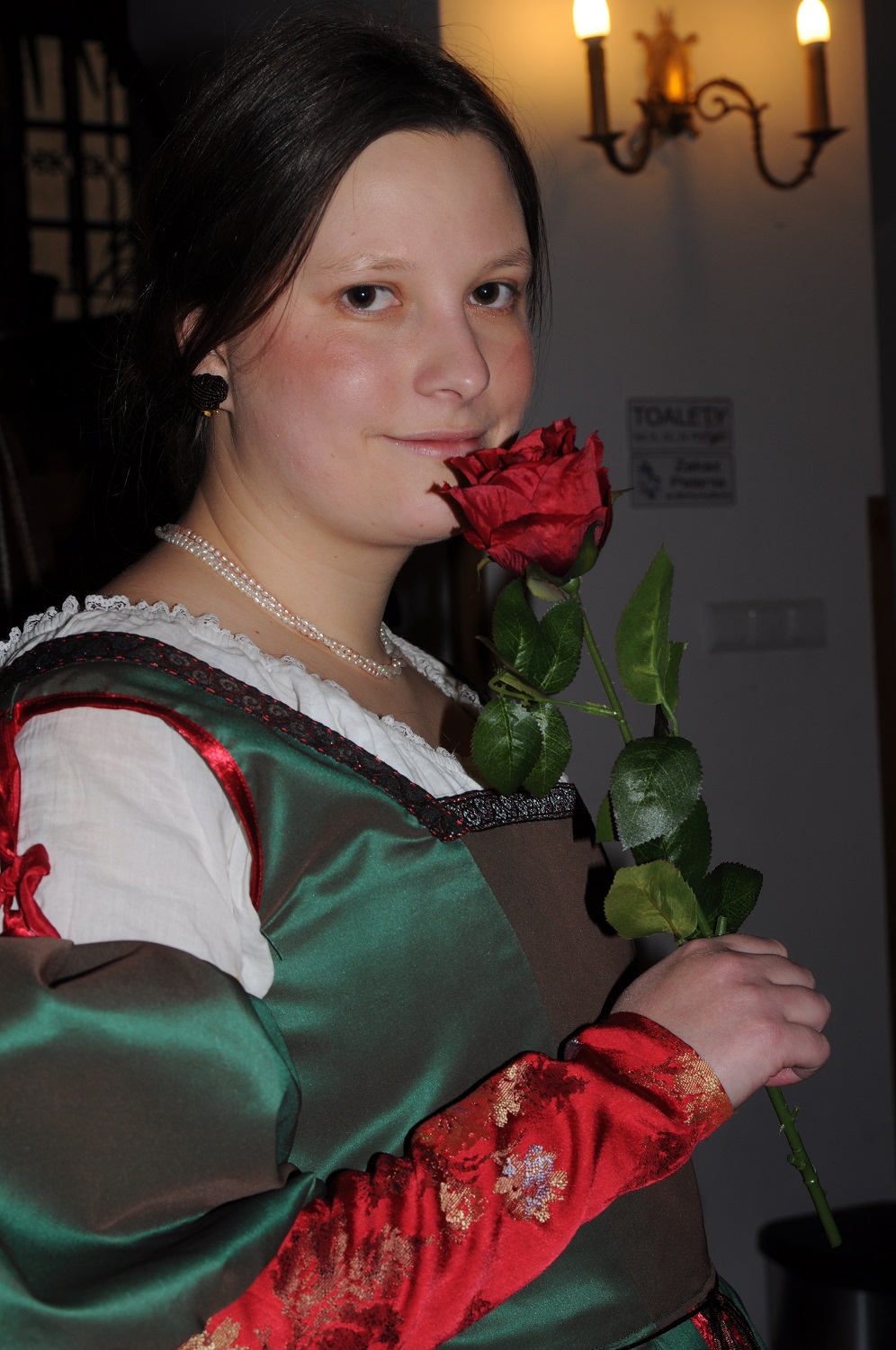 suknia renesansowa z różą