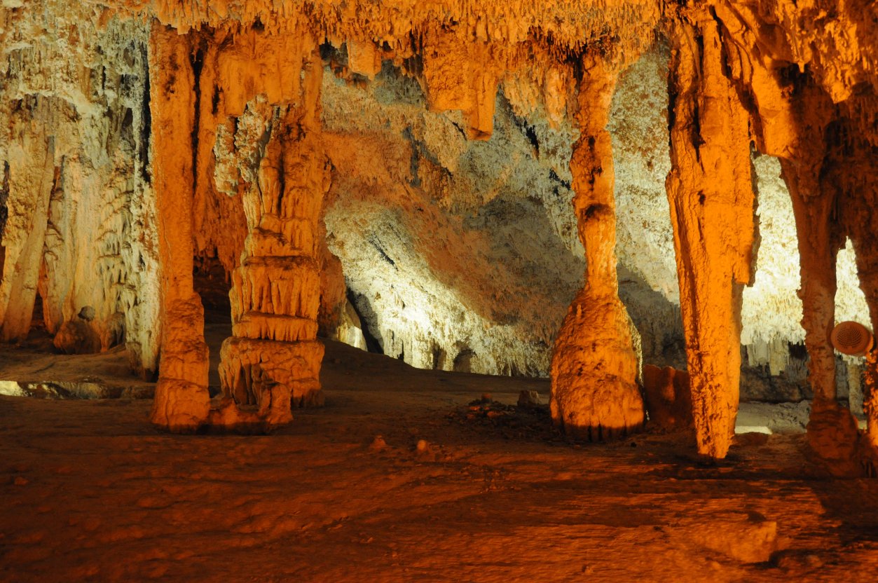 Sardynia - kolumny stalagnatów