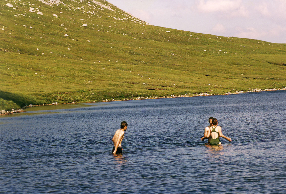 Kąpiel w górskim jeziorze