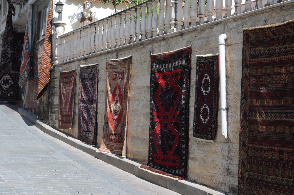 ulica z dywanami