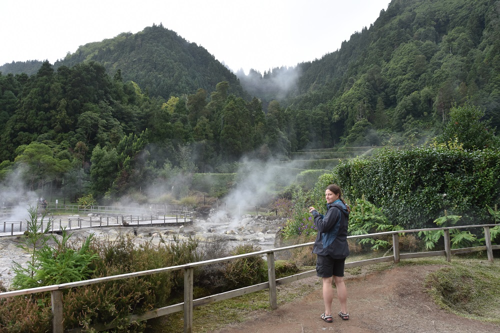 Asia na polu geotermalnym w Furnas /