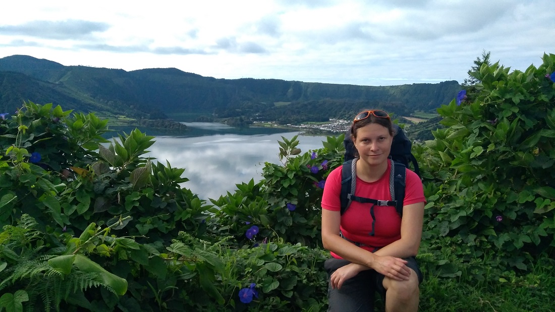 Asia na tle jezior w Sete Cidades