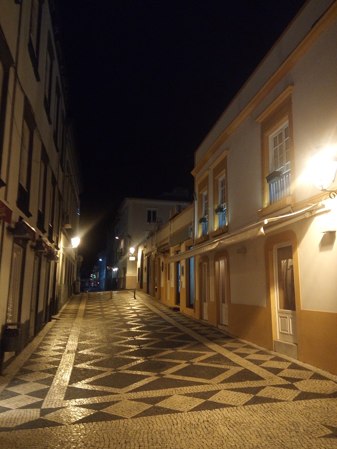azorska ulica nocą