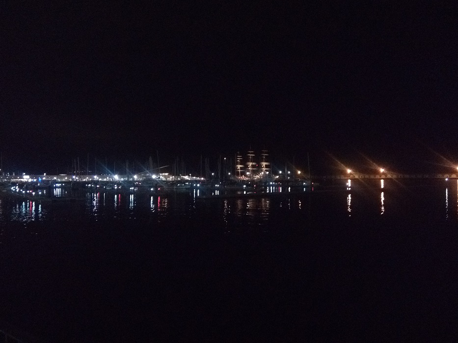 port nocą