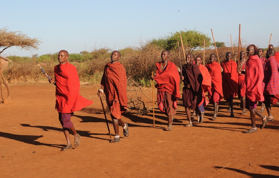 Masajowie wychodzą z wioski
