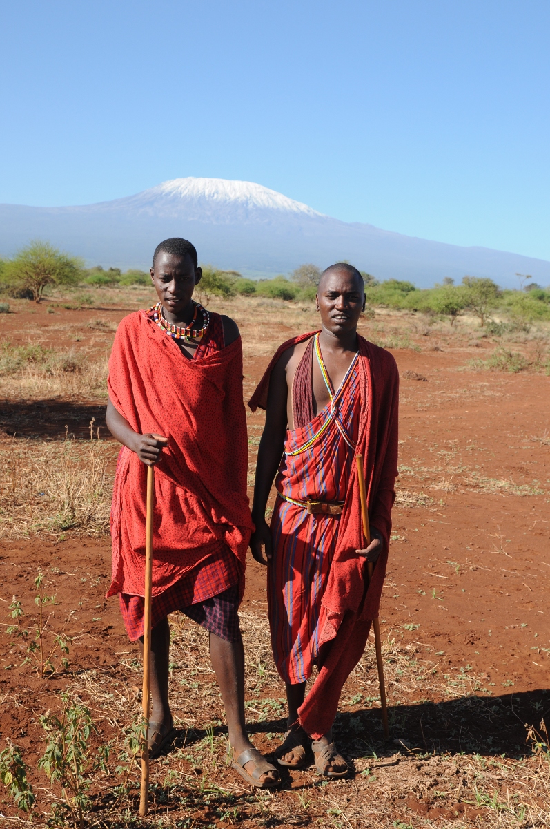 foto - Masajowie na tle Kilimandżaro