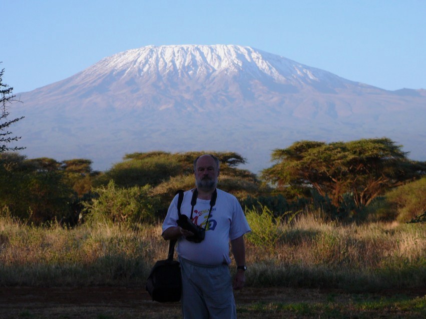 Staś na tle Kilimandżaro