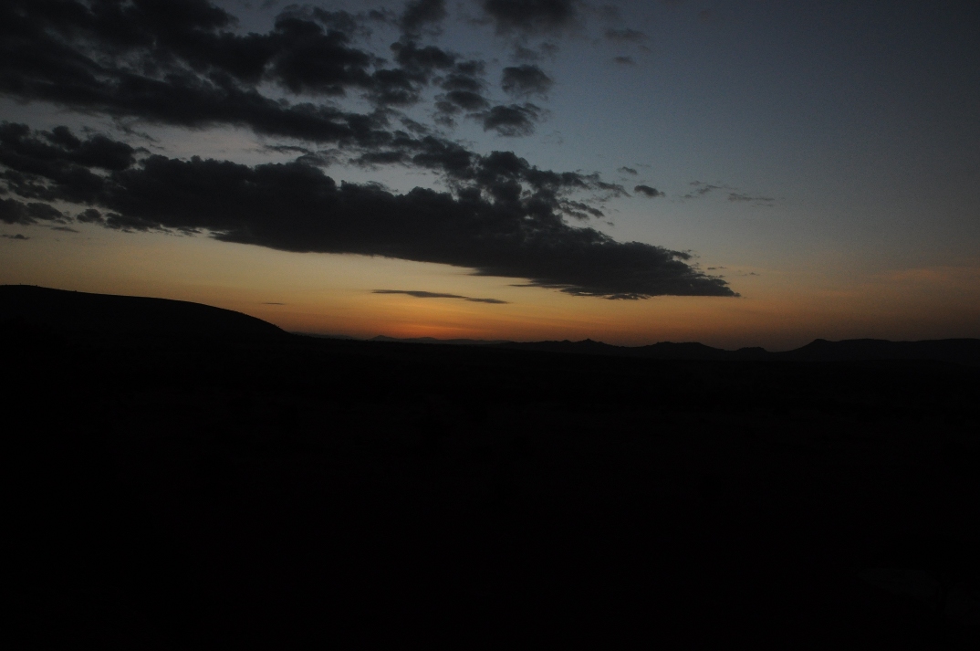 zachód słońca nad sawanną