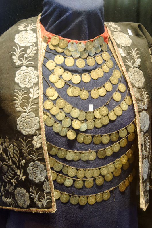 monety - element stroju orientalnego