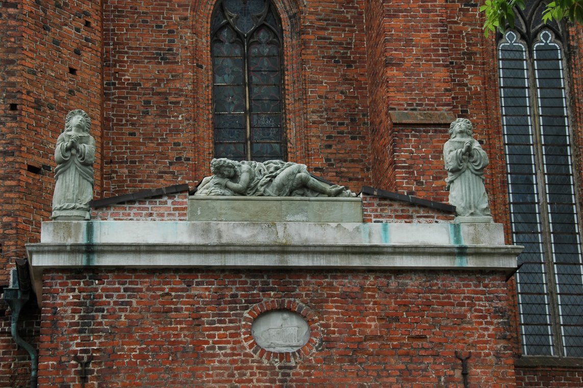 Rzeźba nad portalem wejścia północnego do katedry