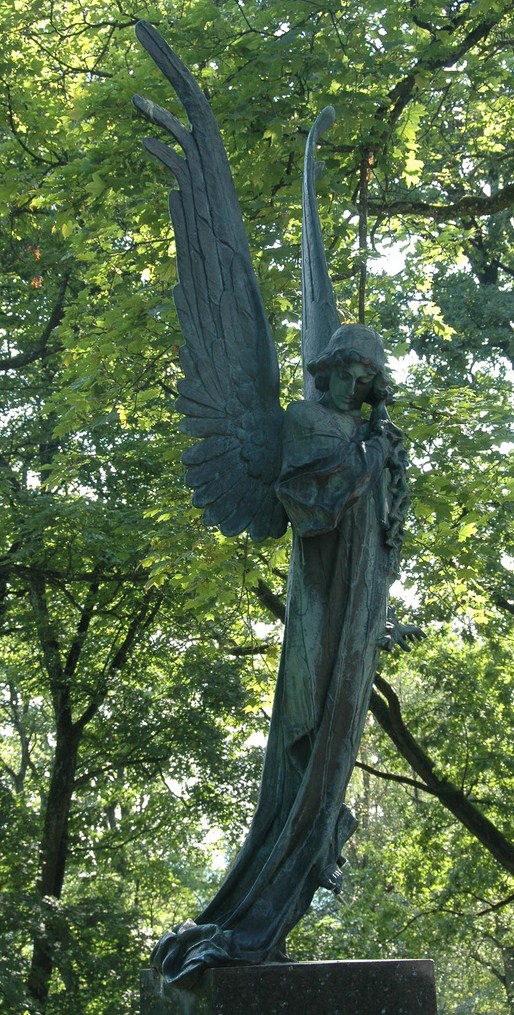 Rzeźba czarnego anioła