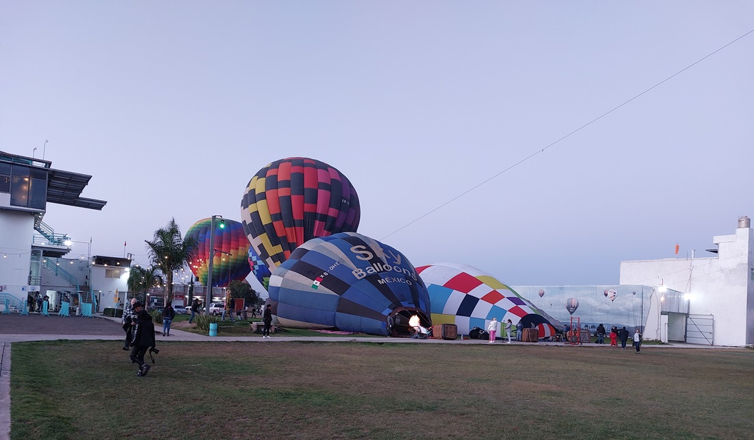balony napełniaja sie powietrzem
