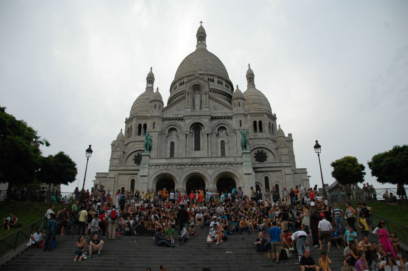 Paryż - koncert na schodach bazyliki