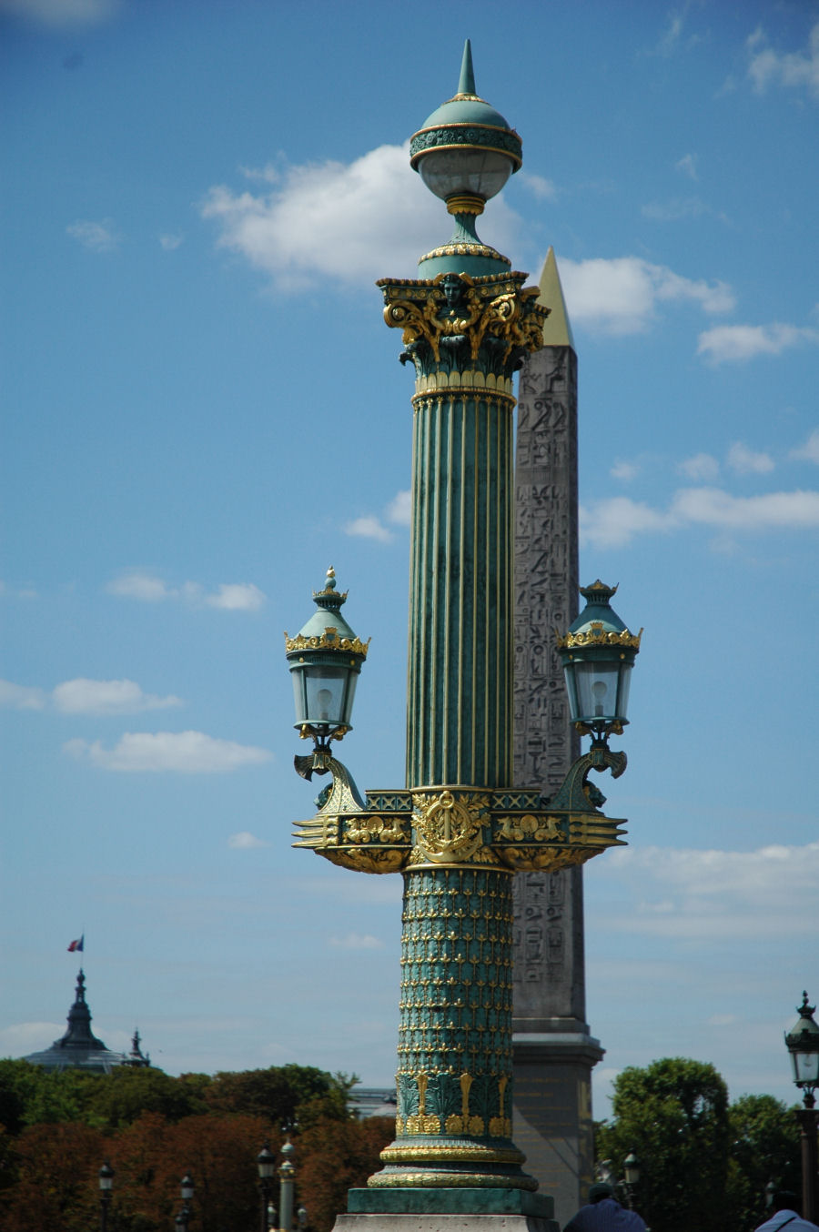 kolumna z obeliskiem