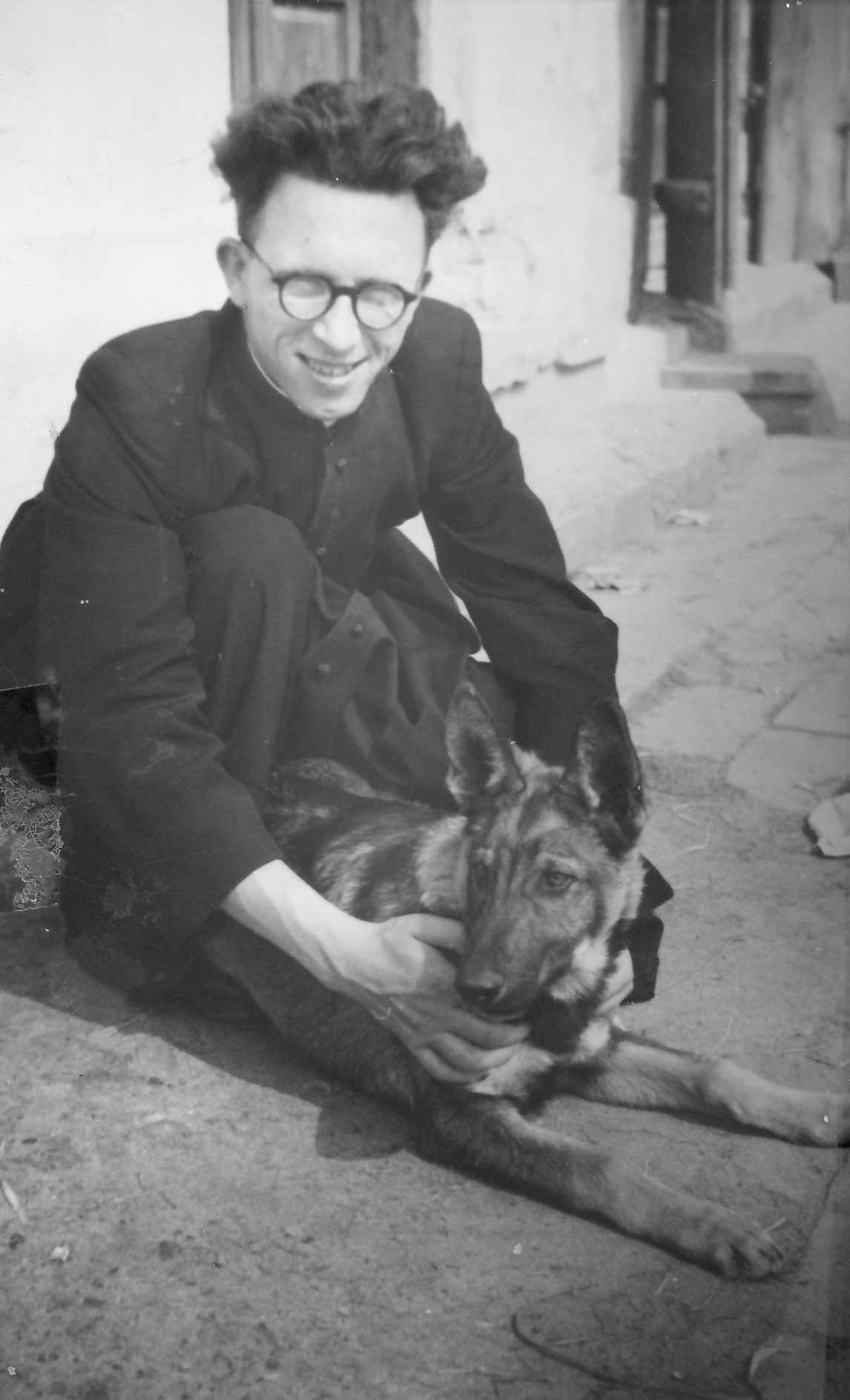 ksiądz Tadeusz Szawlinski z psem Kazanem