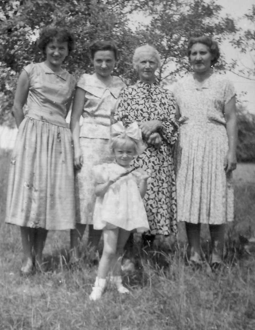 1957 babcia z córkami i wnuczką