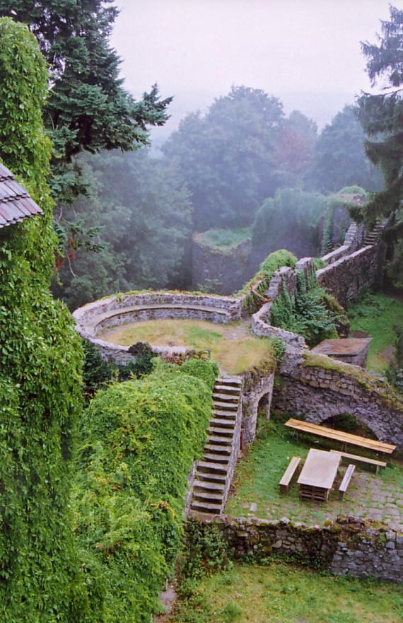 ruiny murów