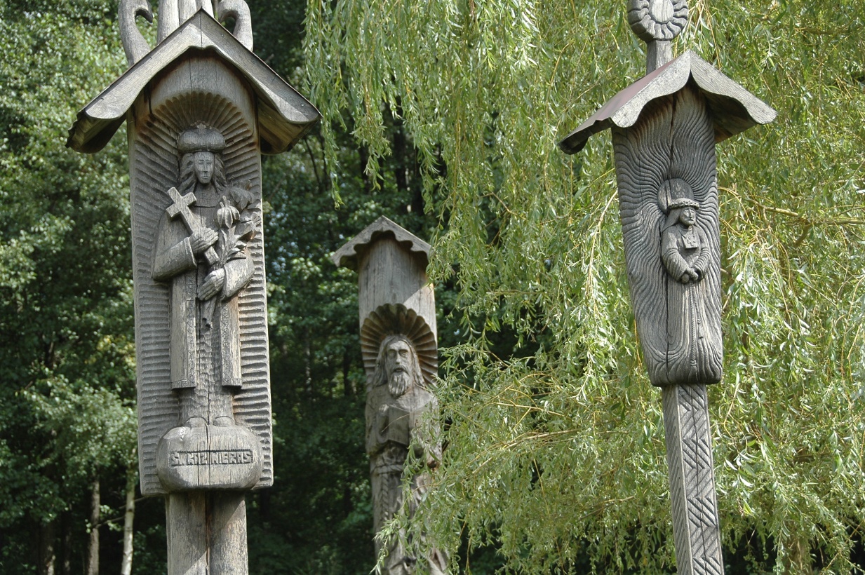 Rzeźby na błoniach klasztornych nad Wigrami