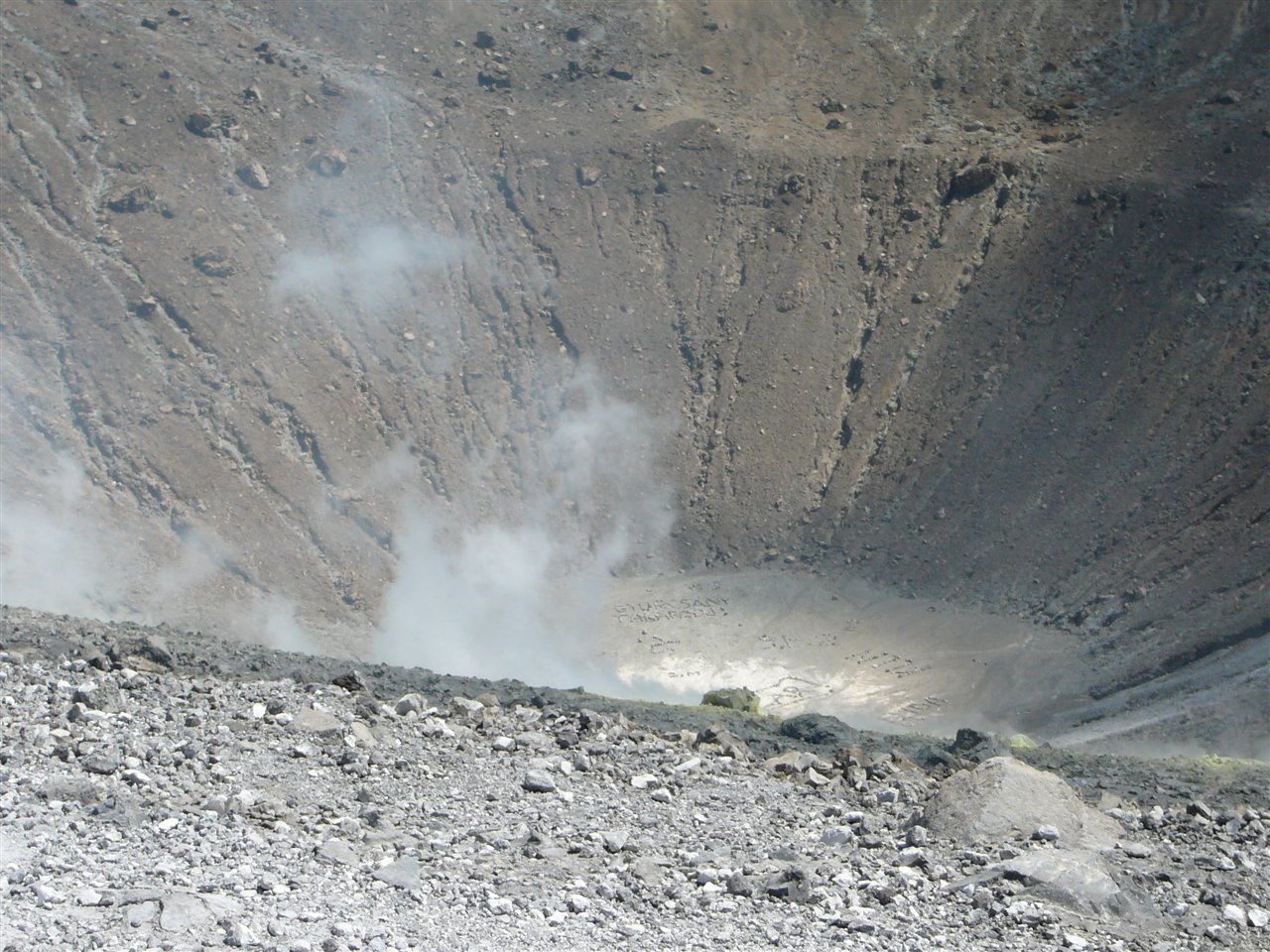 krater na wyspie Vulkano