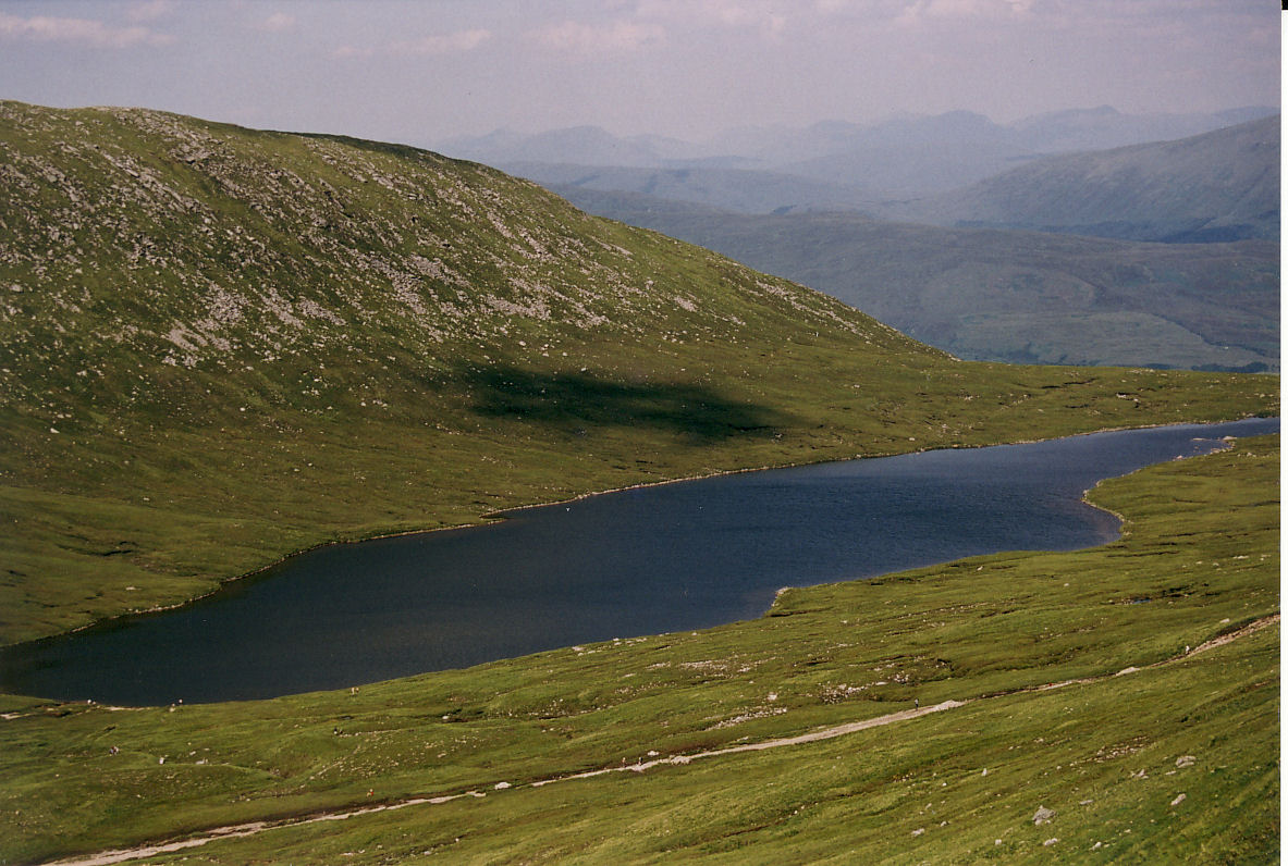 szkockie jezioro w górach