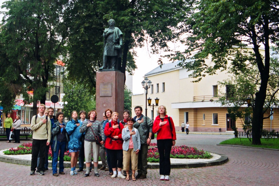 przed pomnikiem Mickiewicza